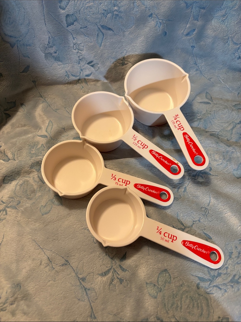 Betty Crocker White and Red Nesting Plastic Measuring Cups Set